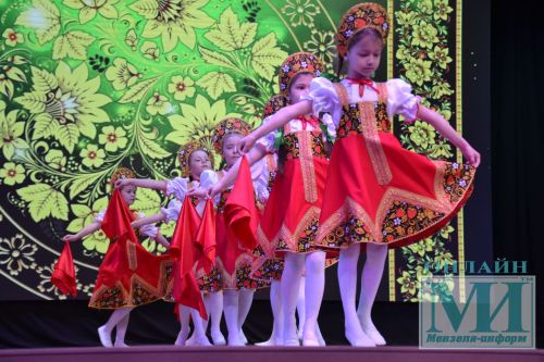 На сцене районного Дворца культуры прошел районный фестиваль детского творчества «Весенняя капель-2024»