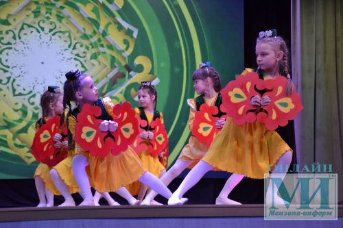 На сцене районного Дворца культуры прошел районный фестиваль детского творчества «Весенняя капель-2024»