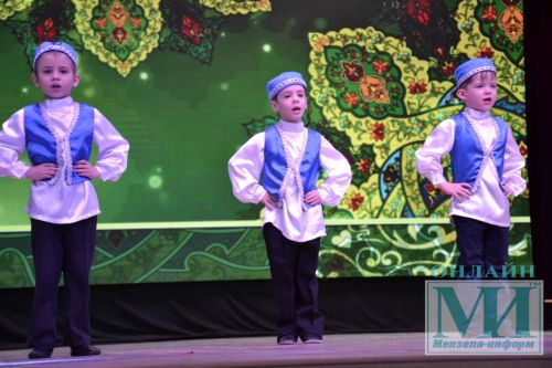 На сцене районного Дворца культуры прошел районный фестиваль детского творчества «Весенняя капель-2024»