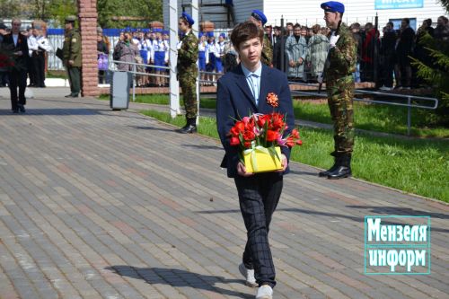 Молодежь Мензелинска возложила венки и цветы к памятнику М.Джалиля и мемориалу