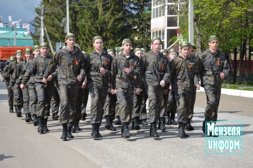Молодежь Мензелинска возложила венки и цветы к памятнику М.Джалиля и мемориалу