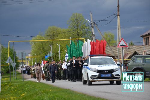 Молодежь Мензелинска возложила венки и цветы к памятнику М.Джалиля и мемориалу