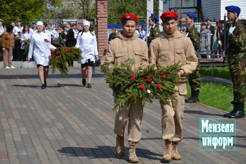 Молодежь Мензелинска возложила венки и цветы к памятнику М.Джалиля и мемориалу