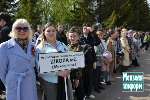 Молодежь Мензелинска возложила венки и цветы к памятнику М.Джалиля и мемориалу