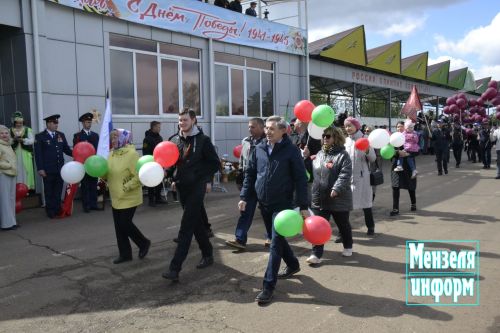 Торжественное шествие колонн трудовых коллективов и образовательных учреждений Мензелинска на центральном стадионе