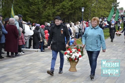 В парке имени Ленина г. Мензелинск состоялось возложение цветов в память о погибших в Великой Отечественной войне