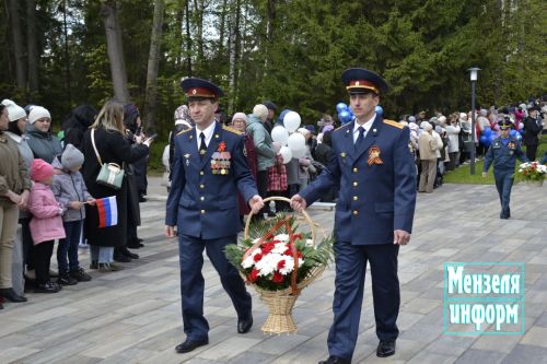 В парке имени Ленина г. Мензелинск состоялось возложение цветов в память о погибших в Великой Отечественной войне