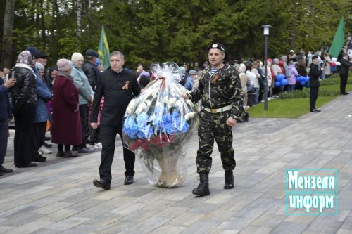В парке имени Ленина г. Мензелинск состоялось возложение цветов в память о погибших в Великой Отечественной войне