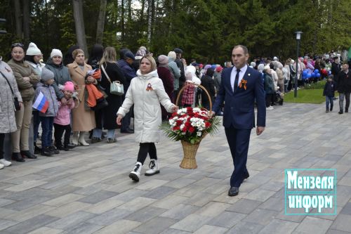 В парке имени Ленина г. Мензелинск состоялось возложение цветов в память о погибших в Великой Отечественной войне