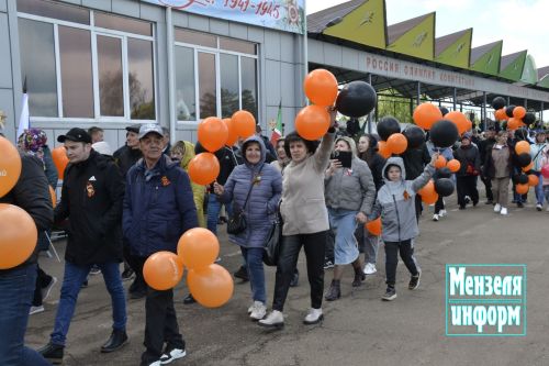 Торжественное шествие колонн трудовых коллективов и образовательных учреждений Мензелинска на центральном стадионе