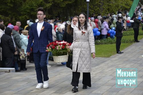 В парке имени Ленина г. Мензелинск состоялось возложение цветов в память о погибших в Великой Отечественной войне