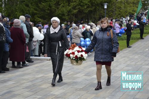 В парке имени Ленина г. Мензелинск состоялось возложение цветов в память о погибших в Великой Отечественной войне
