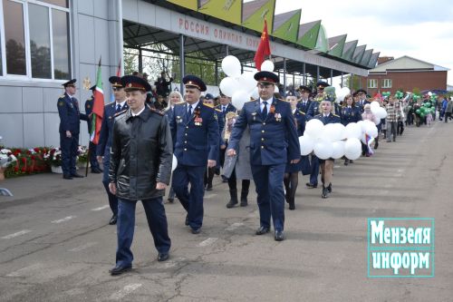 Торжественное шествие колонн трудовых коллективов и образовательных учреждений Мензелинска на центральном стадионе
