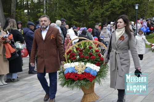 В парке имени Ленина г. Мензелинск состоялось возложение цветов в память о погибших в Великой Отечественной войне