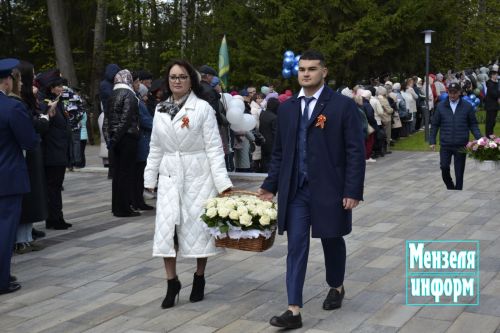 В парке имени Ленина г. Мензелинск состоялось возложение цветов в память о погибших в Великой Отечественной войне