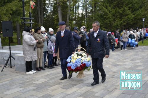В парке имени Ленина г. Мензелинск состоялось возложение цветов в память о погибших в Великой Отечественной войне