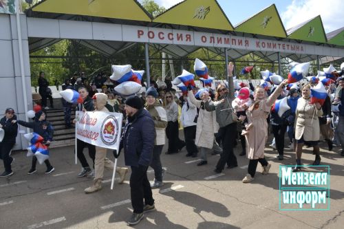 Торжественное шествие колонн трудовых коллективов и образовательных учреждений Мензелинска на центральном стадионе