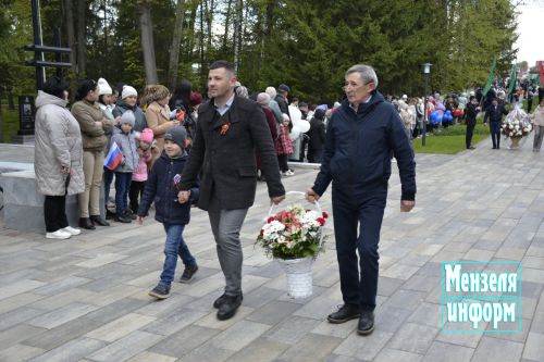 В парке имени Ленина г. Мензелинск состоялось возложение цветов в память о погибших в Великой Отечественной войне