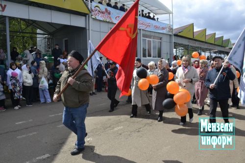 Торжественное шествие колонн трудовых коллективов и образовательных учреждений Мензелинска на центральном стадионе