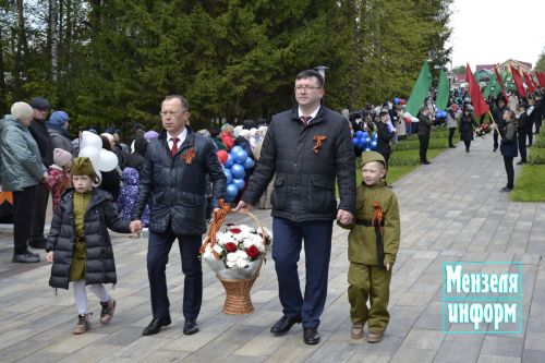 В парке имени Ленина г. Мензелинск состоялось возложение цветов в память о погибших в Великой Отечественной войне