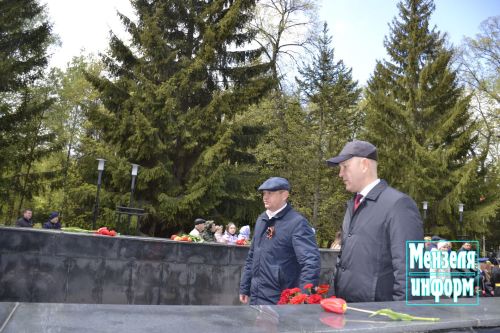 В парке имени Ленина г. Мензелинск состоялось возложение цветов в память о погибших в Великой Отечественной войне
