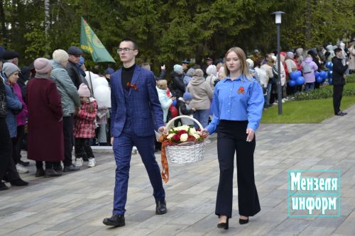 В парке имени Ленина г. Мензелинск состоялось возложение цветов в память о погибших в Великой Отечественной войне
