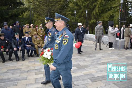 В парке имени Ленина г. Мензелинск состоялось возложение цветов в память о погибших в Великой Отечественной войне