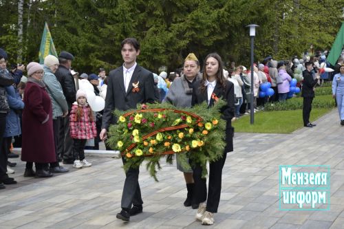 В парке имени Ленина г. Мензелинск состоялось возложение цветов в память о погибших в Великой Отечественной войне