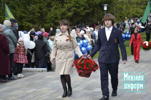 В парке имени Ленина г. Мензелинск состоялось возложение цветов в память о погибших в Великой Отечественной войне