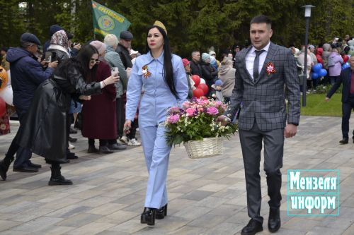В парке имени Ленина г. Мензелинск состоялось возложение цветов в память о погибших в Великой Отечественной войне