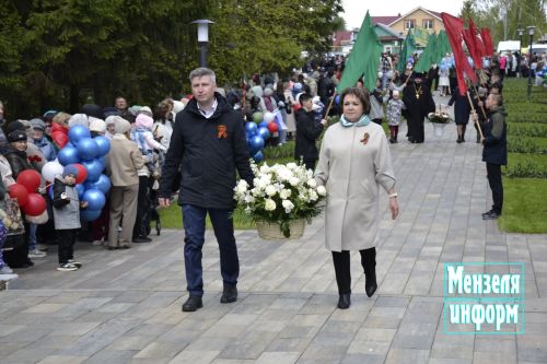 В парке имени Ленина г. Мензелинск состоялось возложение цветов в память о погибших в Великой Отечественной войне