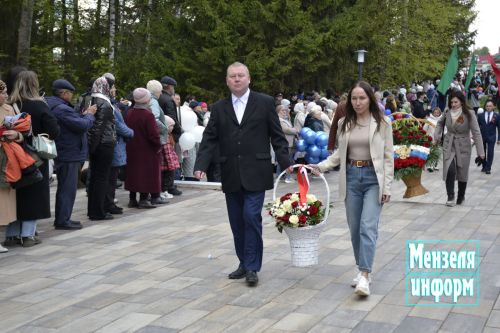 В парке имени Ленина г. Мензелинск состоялось возложение цветов в память о погибших в Великой Отечественной войне