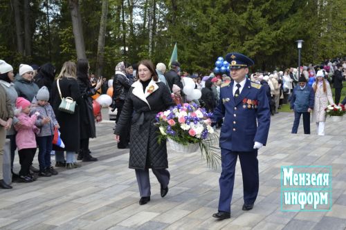 В парке имени Ленина г. Мензелинск состоялось возложение цветов в память о погибших в Великой Отечественной войне