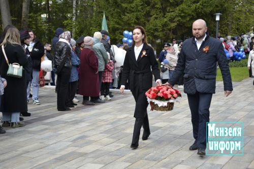 В парке имени Ленина г. Мензелинск состоялось возложение цветов в память о погибших в Великой Отечественной войне