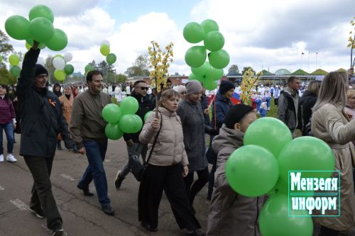 Торжественное шествие колонн трудовых коллективов и образовательных учреждений Мензелинска на центральном стадионе