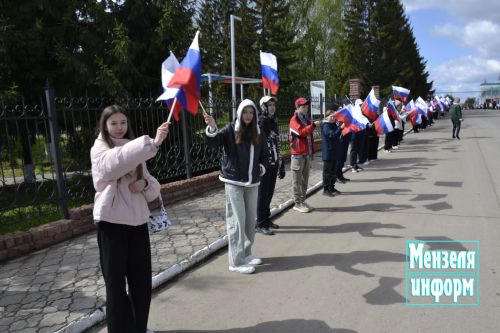 Улицы Мензелинска в праздник 9 Мая обрели торжественный вид