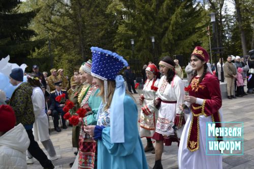 В парке имени Ленина г. Мензелинск состоялось возложение цветов в память о погибших в Великой Отечественной войне