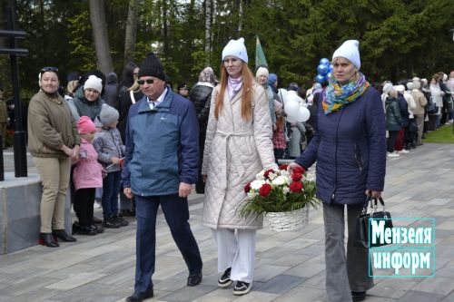 В парке имени Ленина г. Мензелинск состоялось возложение цветов в память о погибших в Великой Отечественной войне