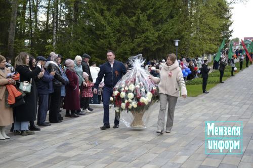 В парке имени Ленина г. Мензелинск состоялось возложение цветов в память о погибших в Великой Отечественной войне