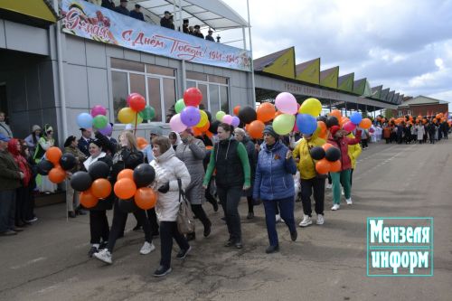 Торжественное шествие колонн трудовых коллективов и образовательных учреждений Мензелинска на центральном стадионе
