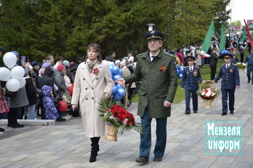 В парке имени Ленина г. Мензелинск состоялось возложение цветов в память о погибших в Великой Отечественной войне