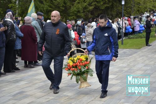 В парке имени Ленина г. Мензелинск состоялось возложение цветов в память о погибших в Великой Отечественной войне