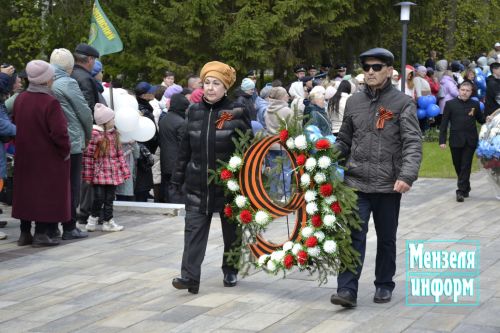 В парке имени Ленина г. Мензелинск состоялось возложение цветов в память о погибших в Великой Отечественной войне