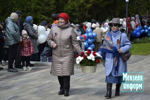 В парке имени Ленина г. Мензелинск состоялось возложение цветов в память о погибших в Великой Отечественной войне