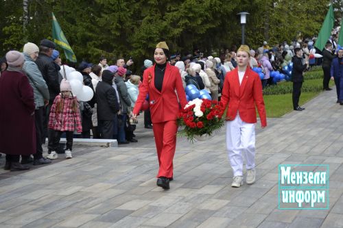 В парке имени Ленина г. Мензелинск состоялось возложение цветов в память о погибших в Великой Отечественной войне