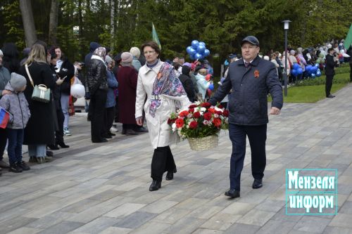 В парке имени Ленина г. Мензелинск состоялось возложение цветов в память о погибших в Великой Отечественной войне