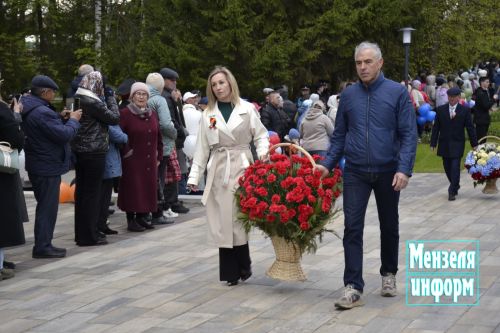 В парке имени Ленина г. Мензелинск состоялось возложение цветов в память о погибших в Великой Отечественной войне