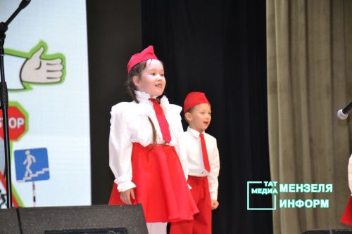 В Мензелинске прошел конкурс агитбригад «Дружная семья ЮИД на страже ПДД стоит»