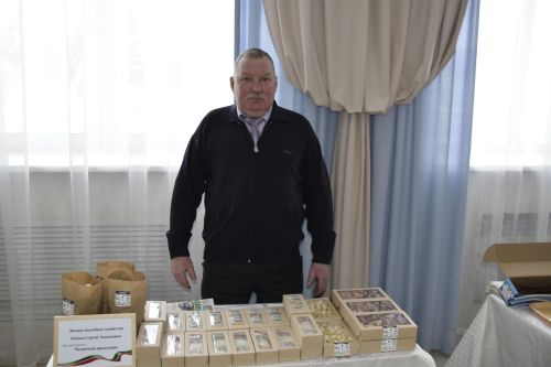Фотографии с выставки перед заседанием Совета Мензелинского района