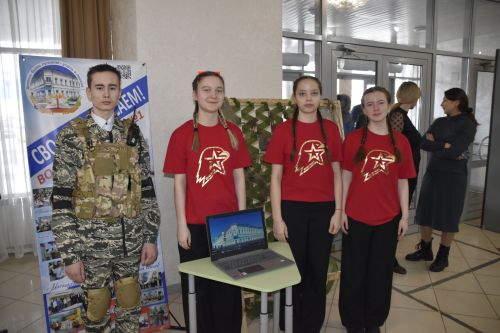Фотографии с выставки перед заседанием Совета Мензелинского района